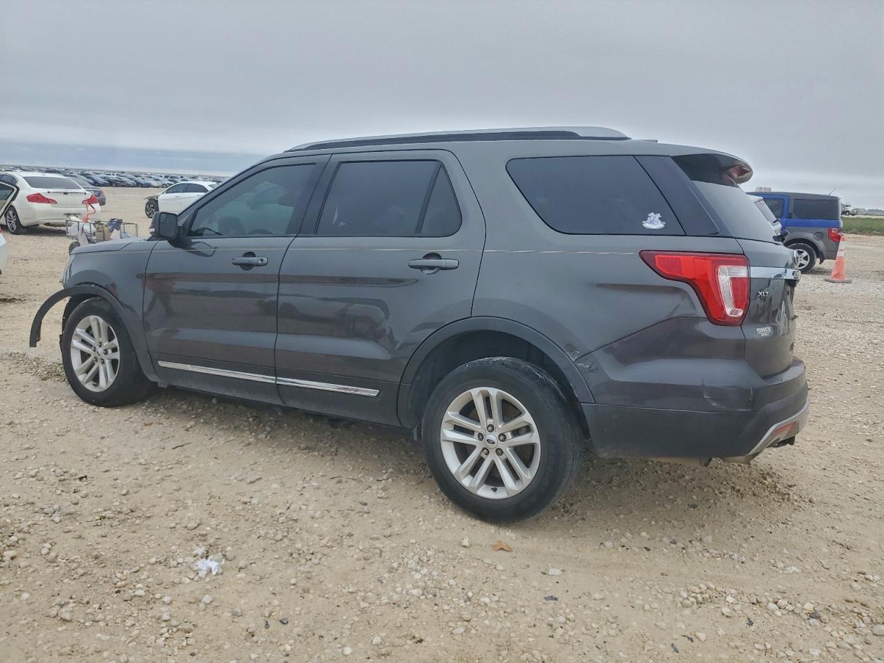 2017 Ford Explorer Xlt - Image 2