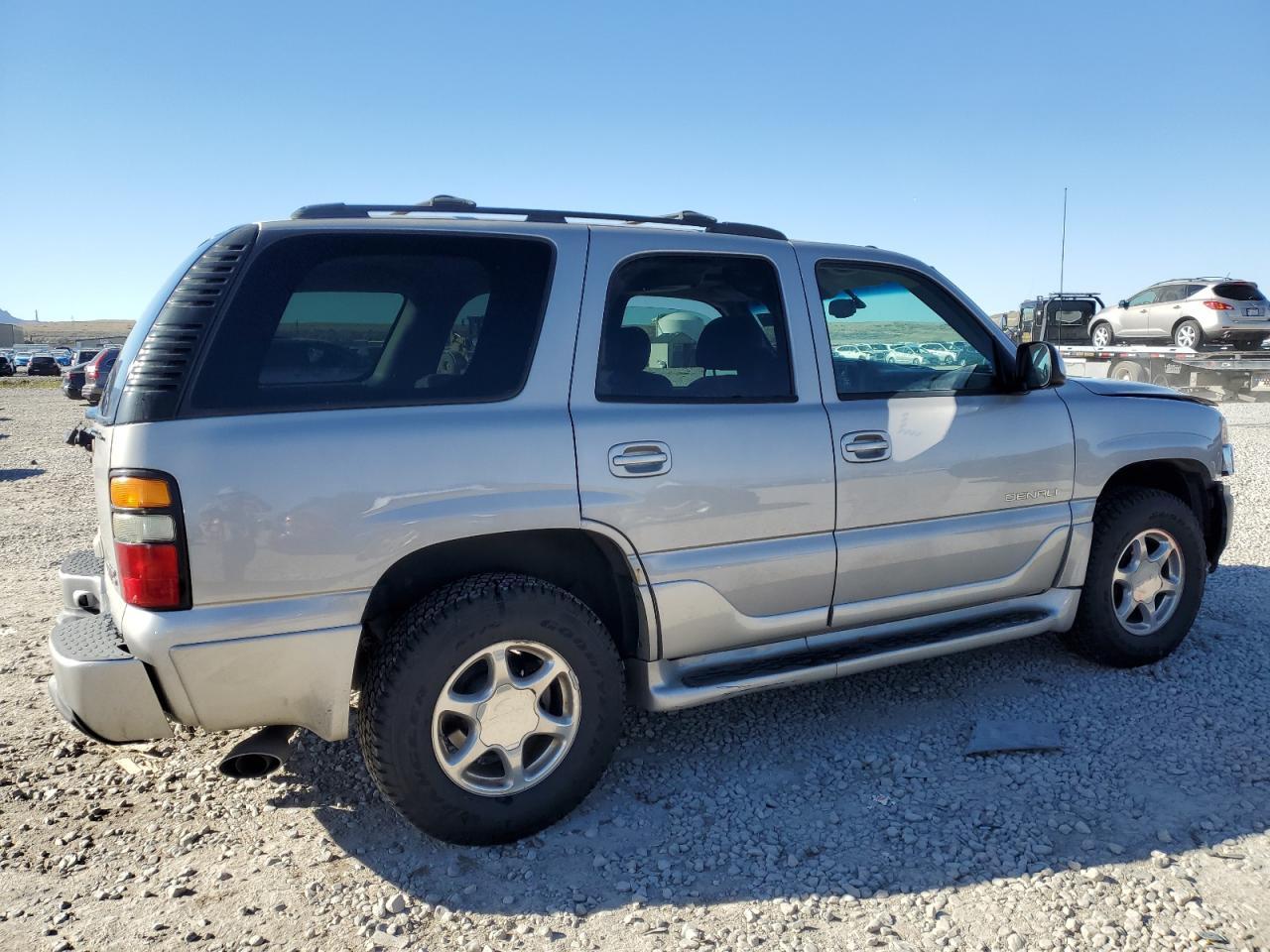2004 GMC Yukon Denali - Image 3