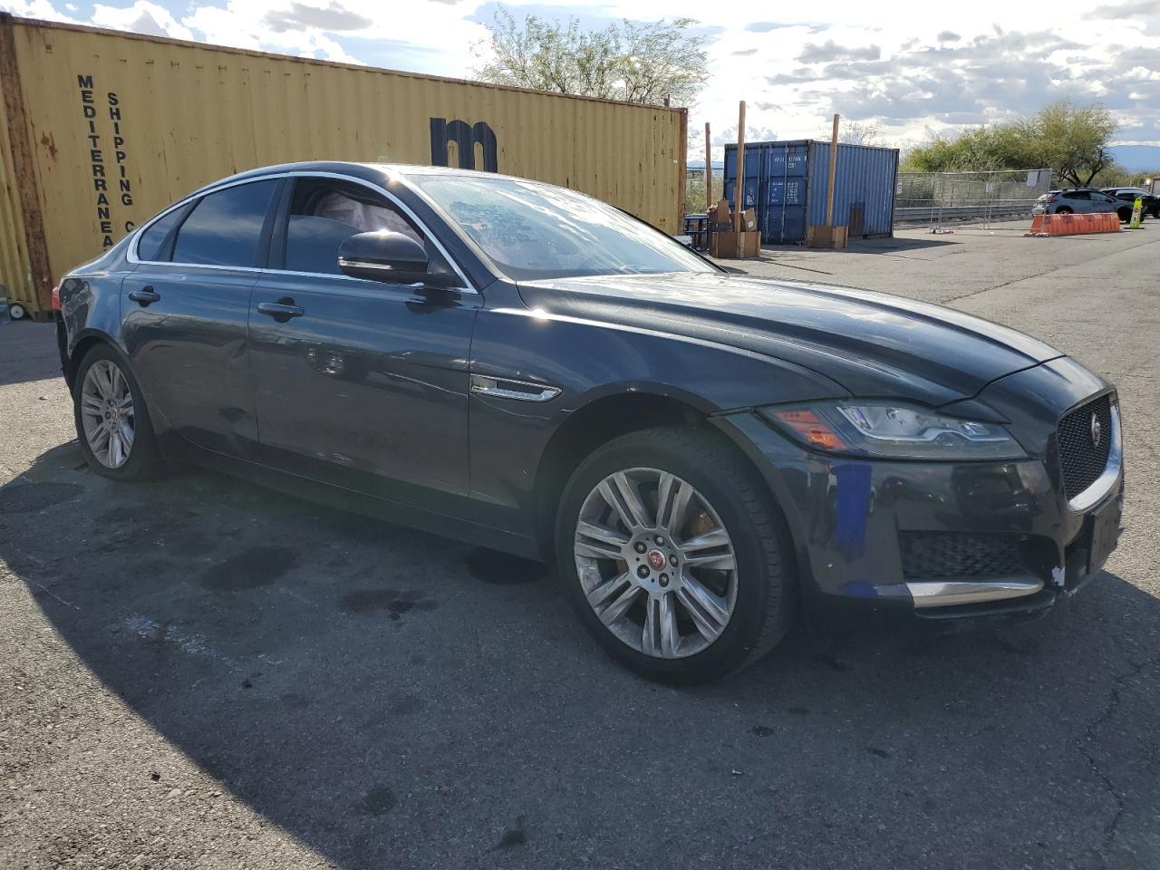 2017 Jaguar Xf Premium - Image 4