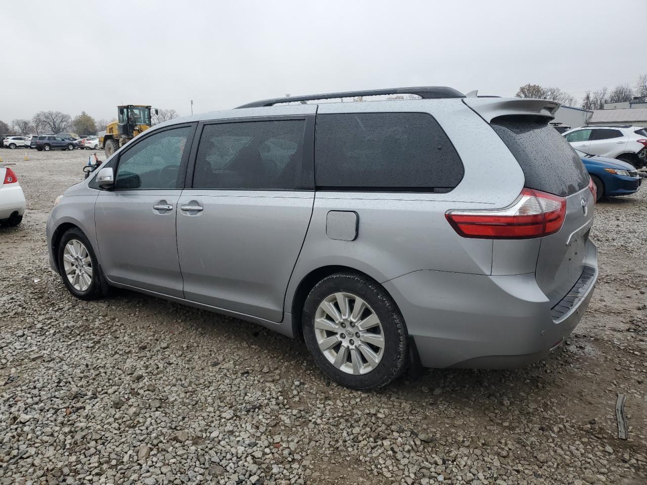 2016 Toyota Sienna - Фото 2