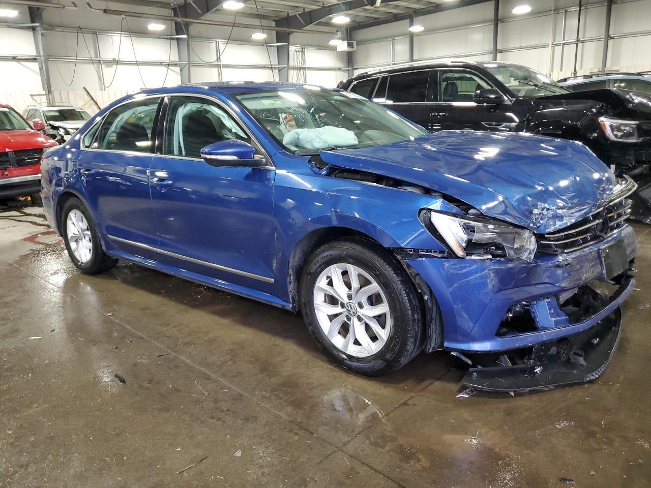 2017 Volkswagen Passat S - Фото 4