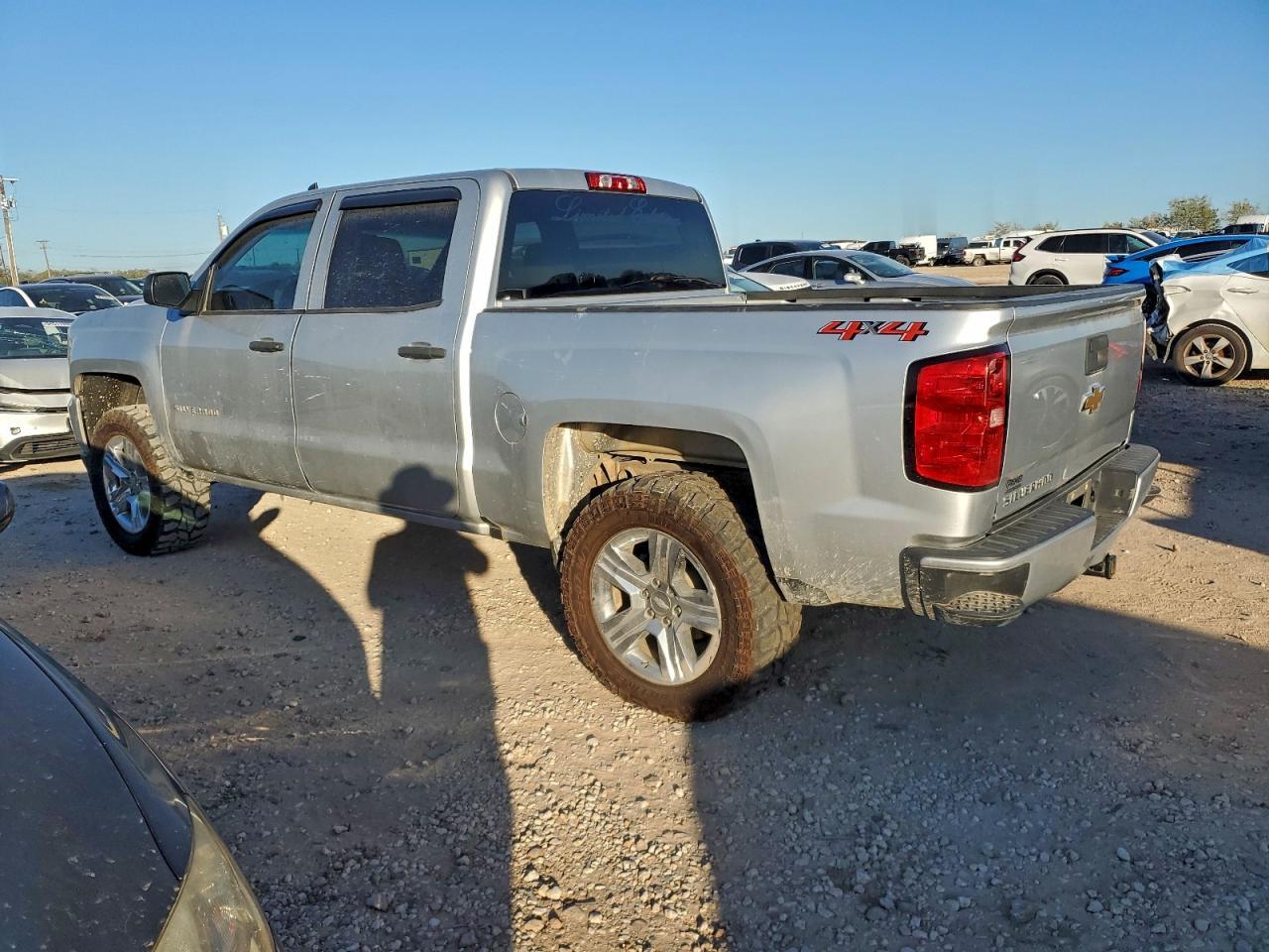 2018 Chevrolet Silverado K1500 Custom - Фото 2