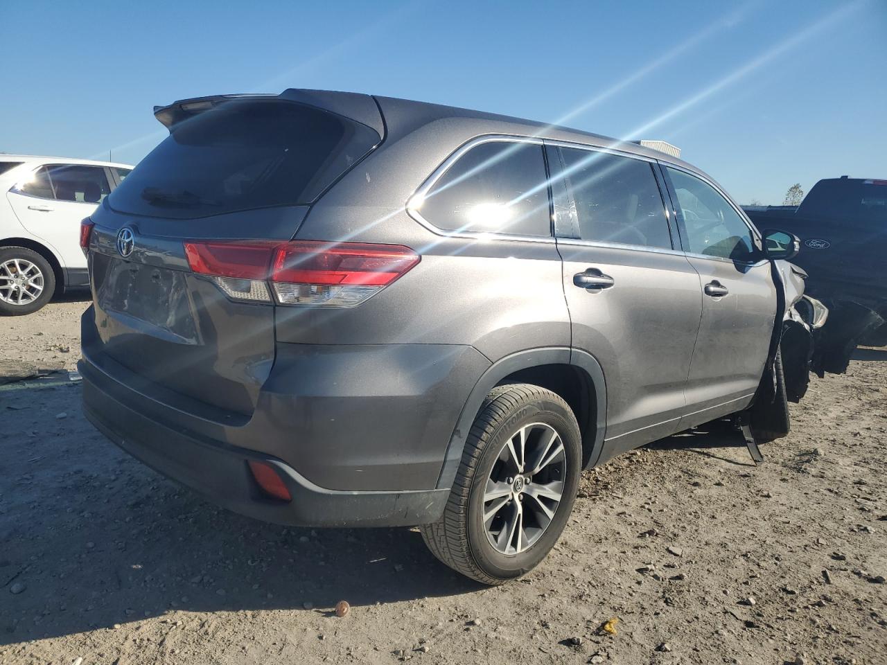 2017 Toyota Highlander Le - Фото 3