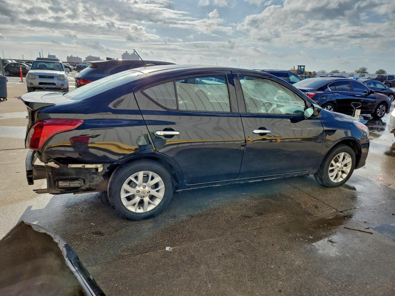 2018 Nissan Versa Sv - Image 3