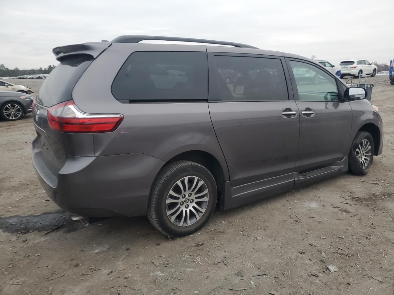 2020 Toyota Sienna Xle - Фото 3
