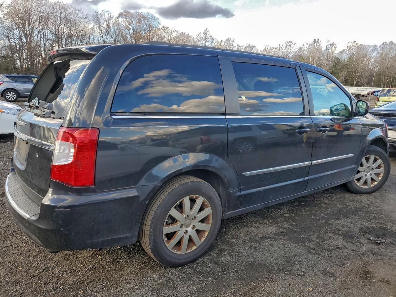 2013 Chrysler Town & Country Touring - Фото 3
