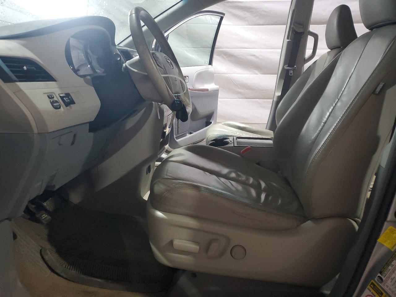 2011 Toyota Sienna Xle - Фото 7