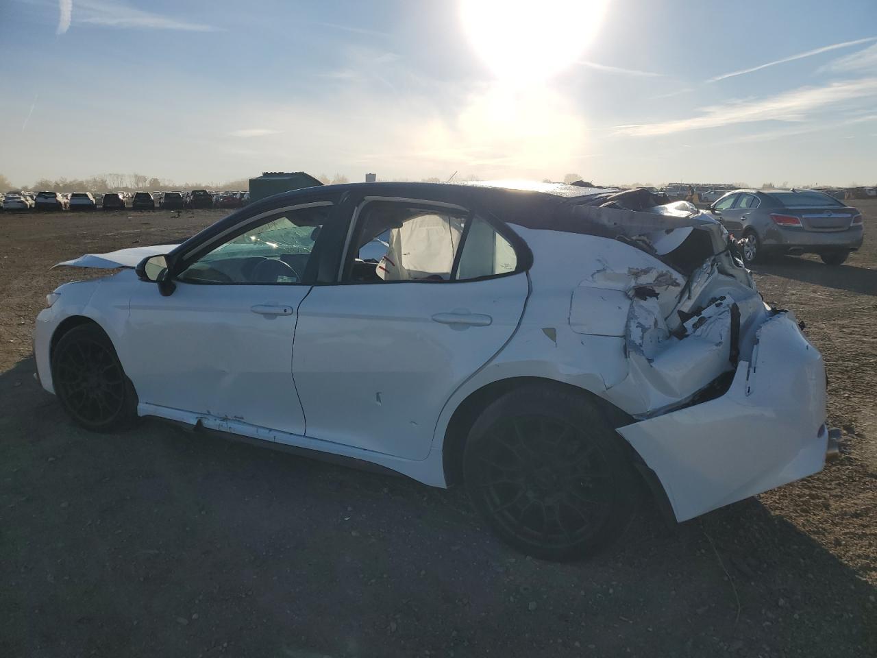 2021 Toyota Camry Xse - Фото 2