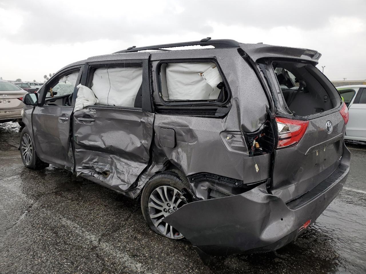 2018 Toyota Sienna Xle - Image 2