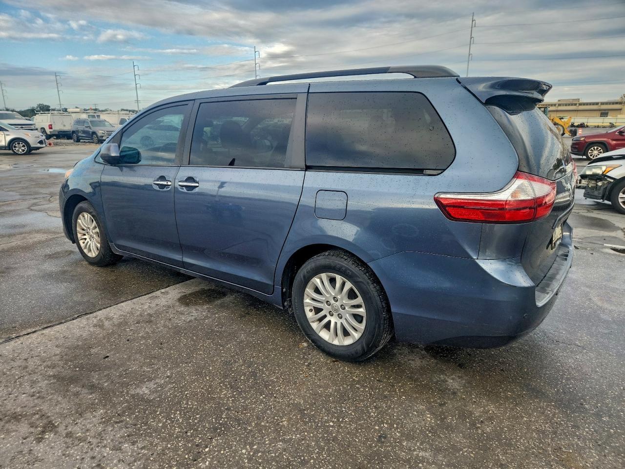 2015 Toyota Sienna - Image 2