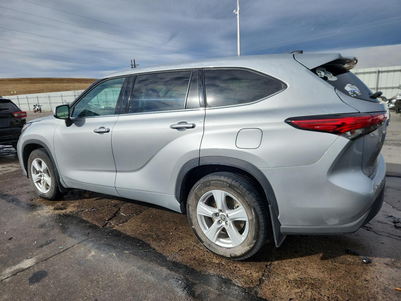 2022 Toyota Highlander L - Image 2