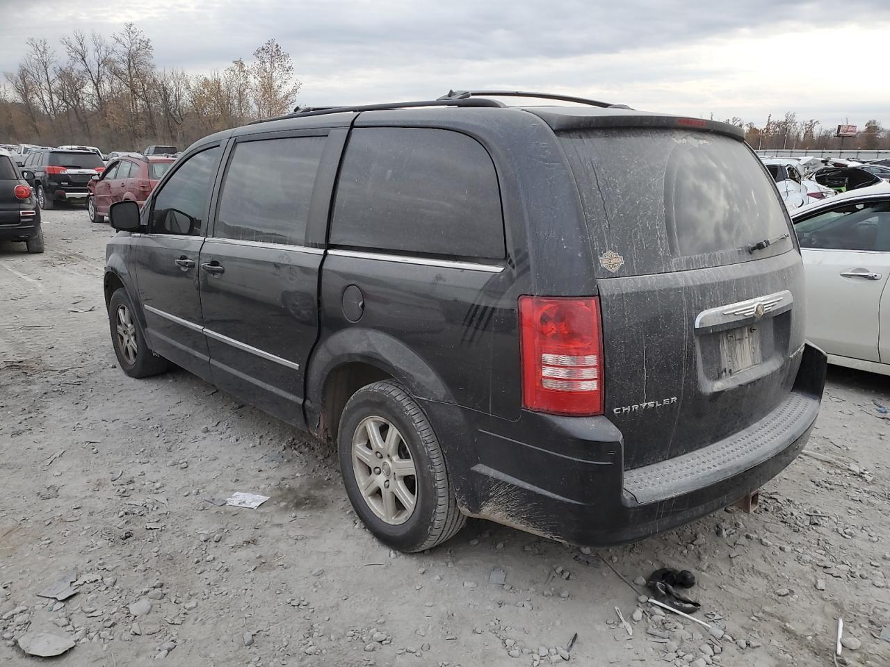 2010 Chrysler Town & Country Touring - Фото 2