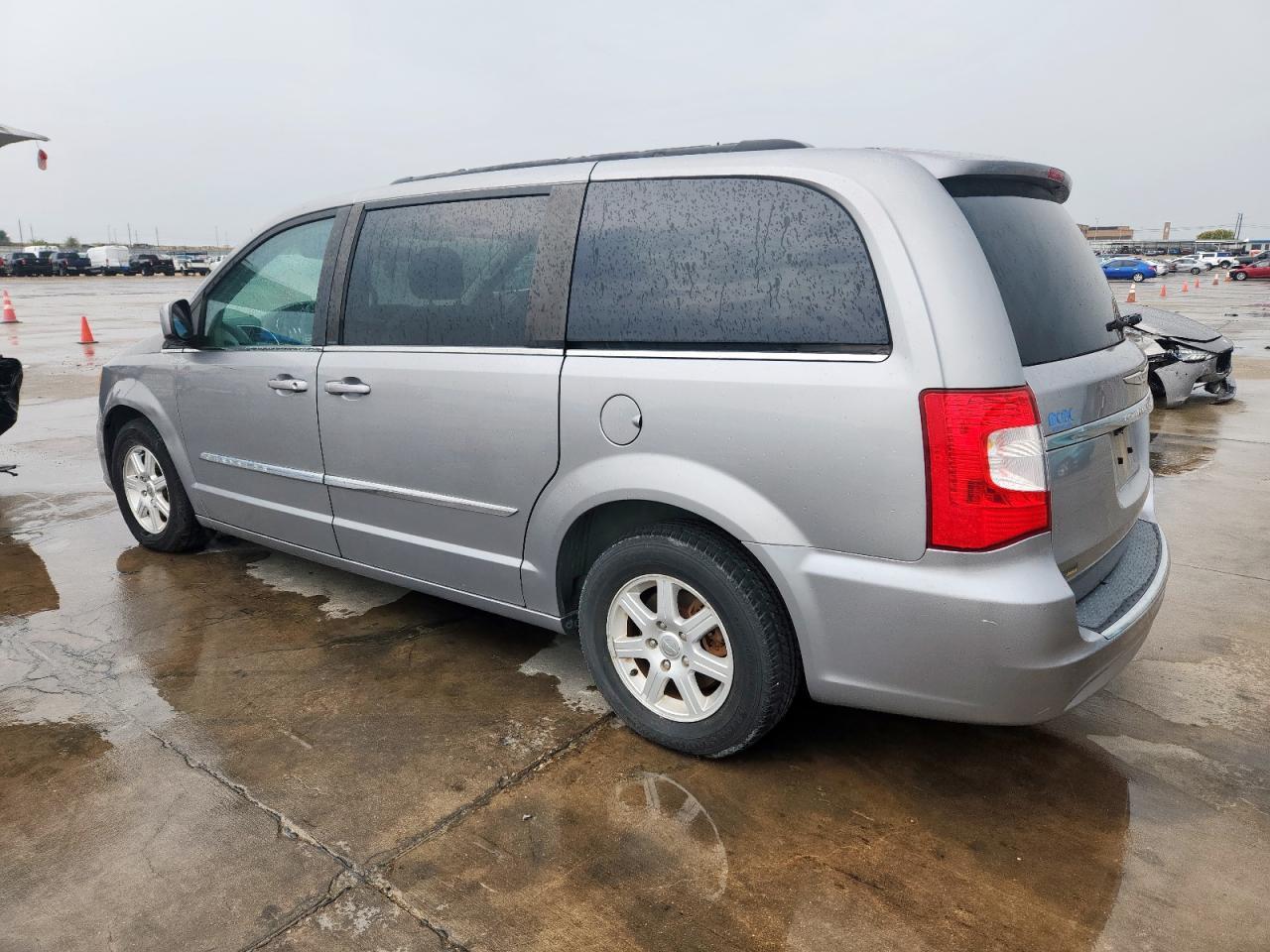 2013 Chrysler Town & Country Touring - Фото 2