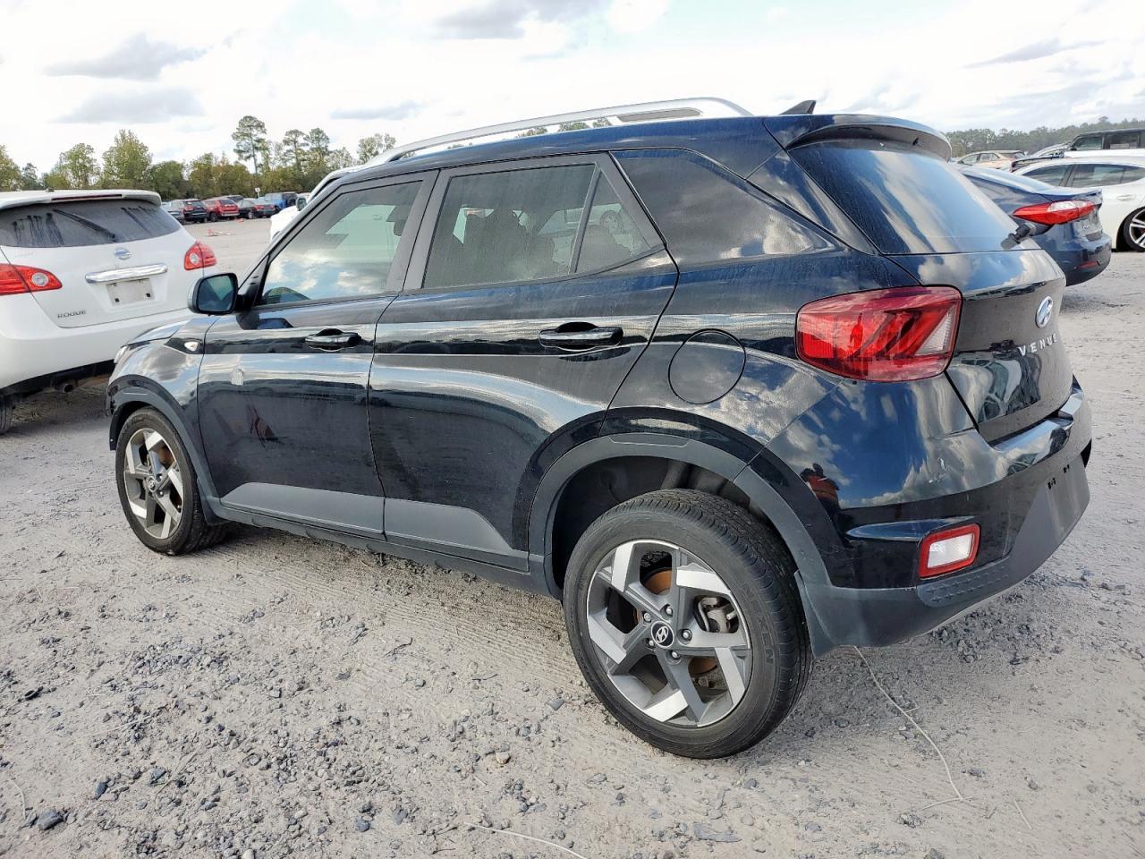 2021 Hyundai Venue Sel - Image 2