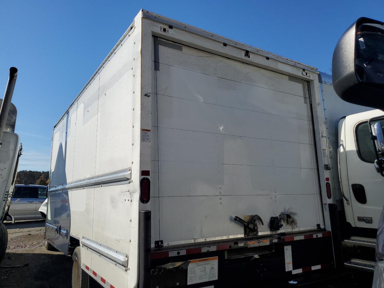 2017 GMC Savana Box Truck - Фото 6