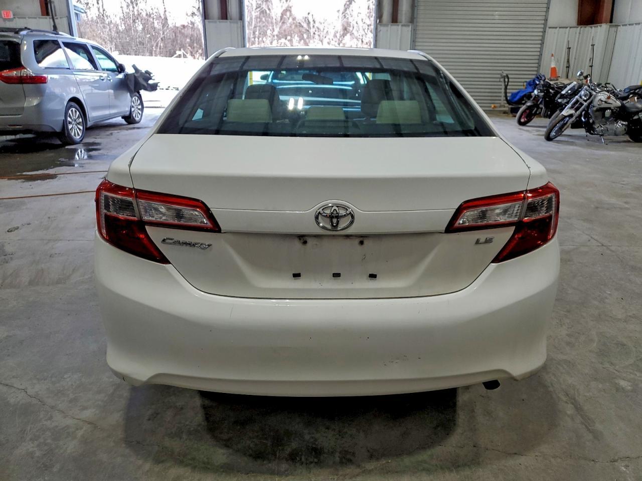 2014 Toyota Camry L - Фото 6