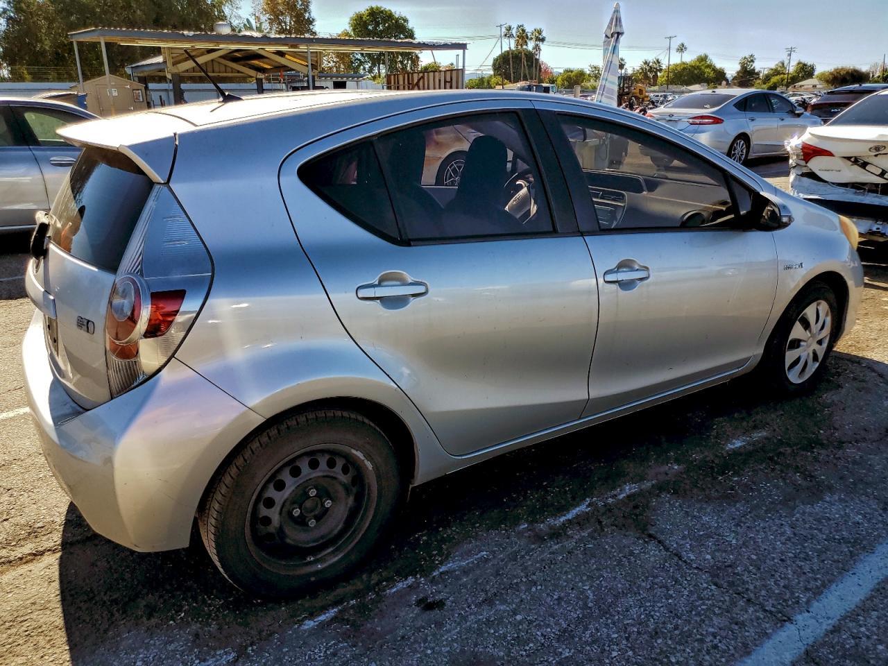 2012 Toyota Prius C One - Фото 3