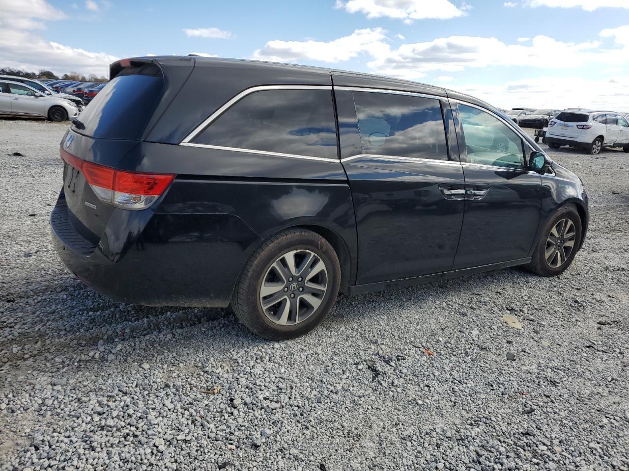 2015 Honda Odyssey Touring - Image 3