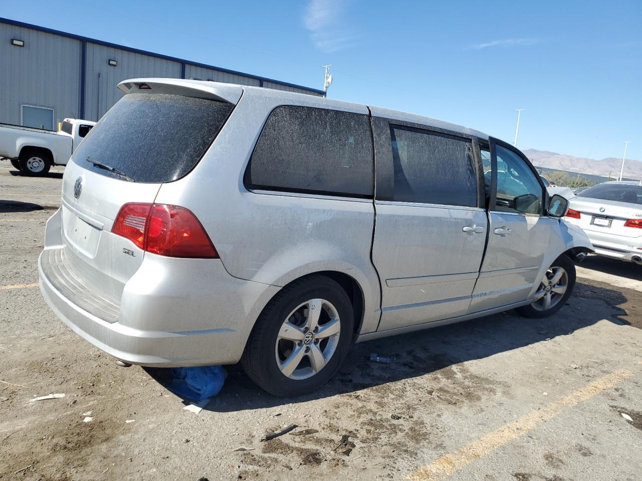2009 Volkswagen Routan - Фото 3