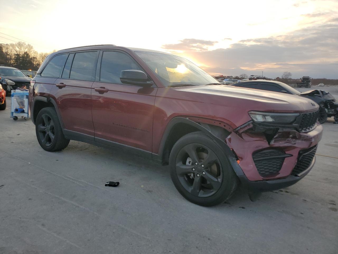 2023 Jeep Grand Cherokee Laredo - Image 4