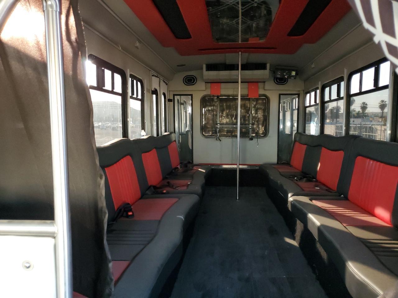 2016 Ford Econoline E450 Super Duty Cutaway Van - Image 6