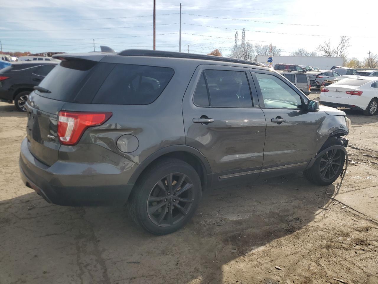 2017 Ford Explorer Xlt - Фото 3