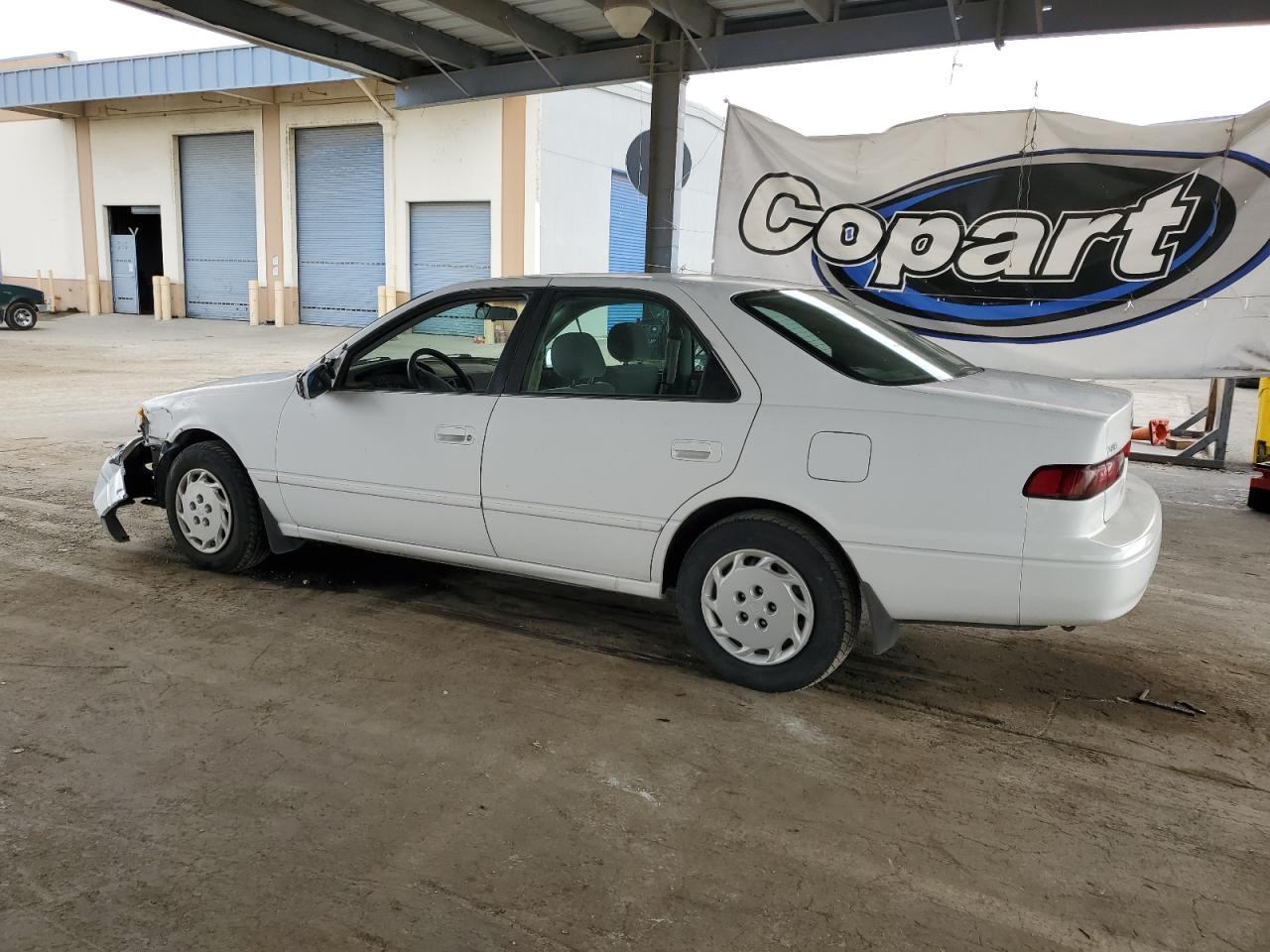 1998 Toyota Camry Ce - Фото 2