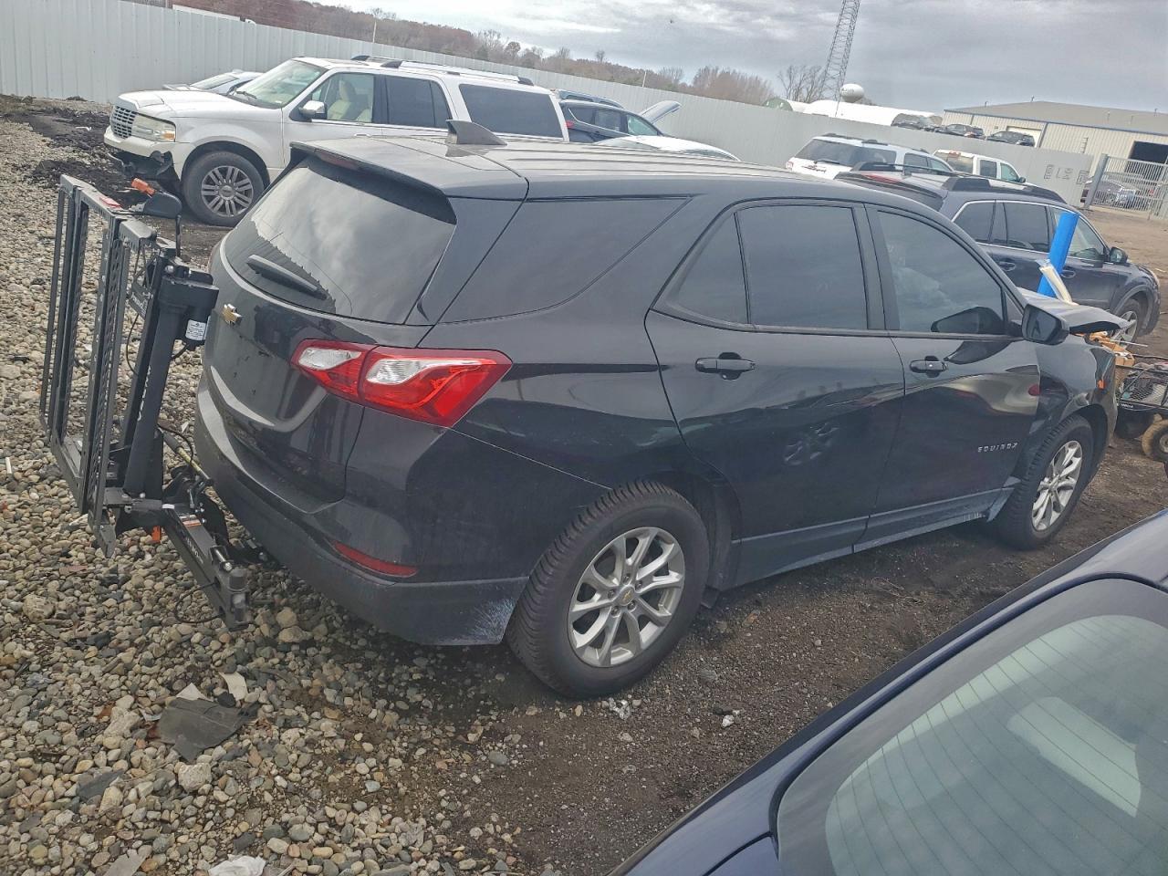 2020 Chevrolet Equinox Ls - Фото 3
