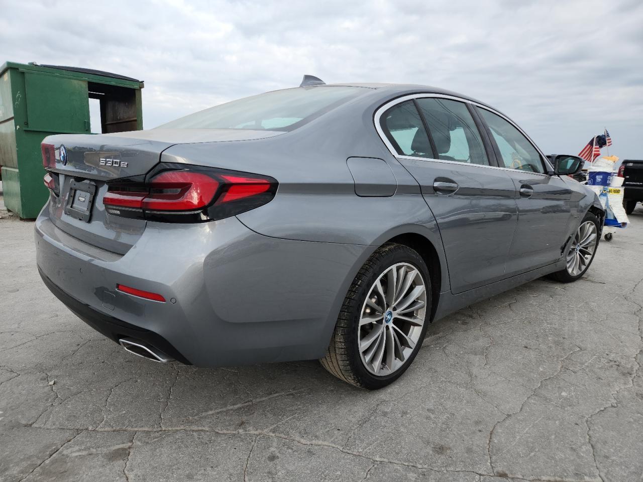 2023 BMW 530E - Image 3