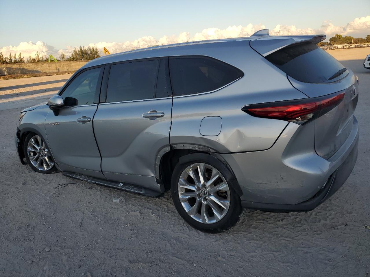 2021 Toyota Highlander Hybrid Limited - Фото 2