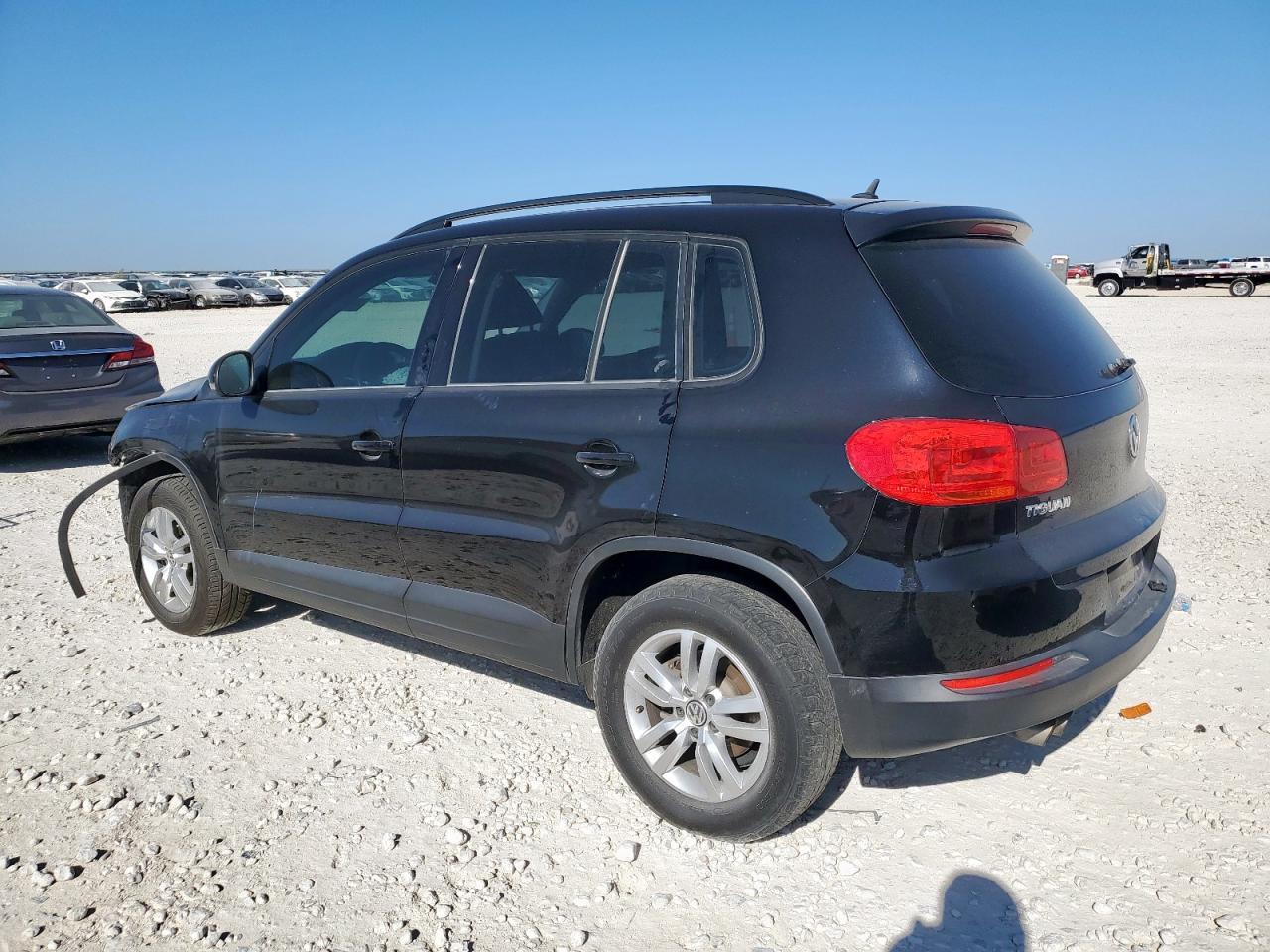 2016 Volkswagen Tiguan S - Фото 2