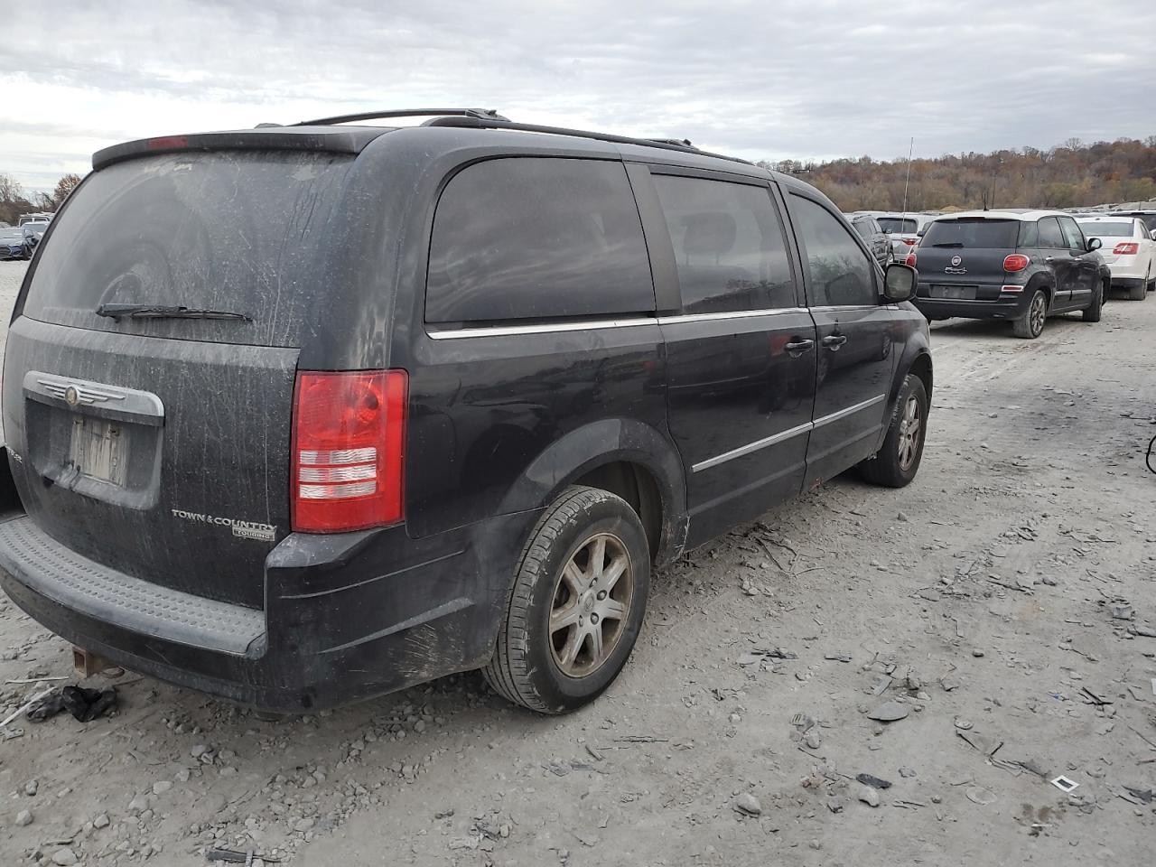 2010 Chrysler Town & Country Touring - Фото 3