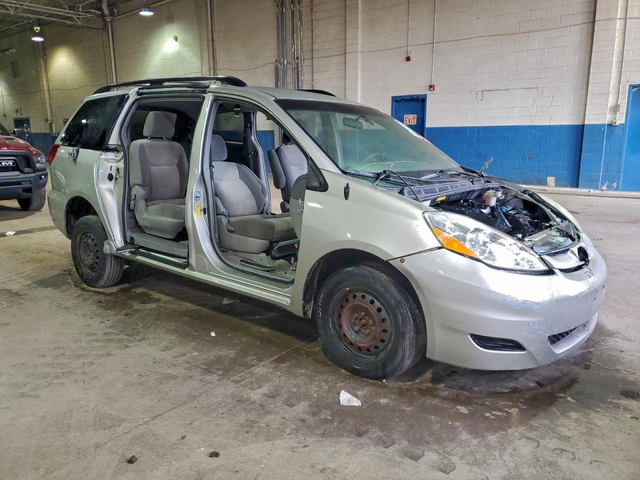 2010 Toyota Sienna Le 8-Passenger - Фото 4