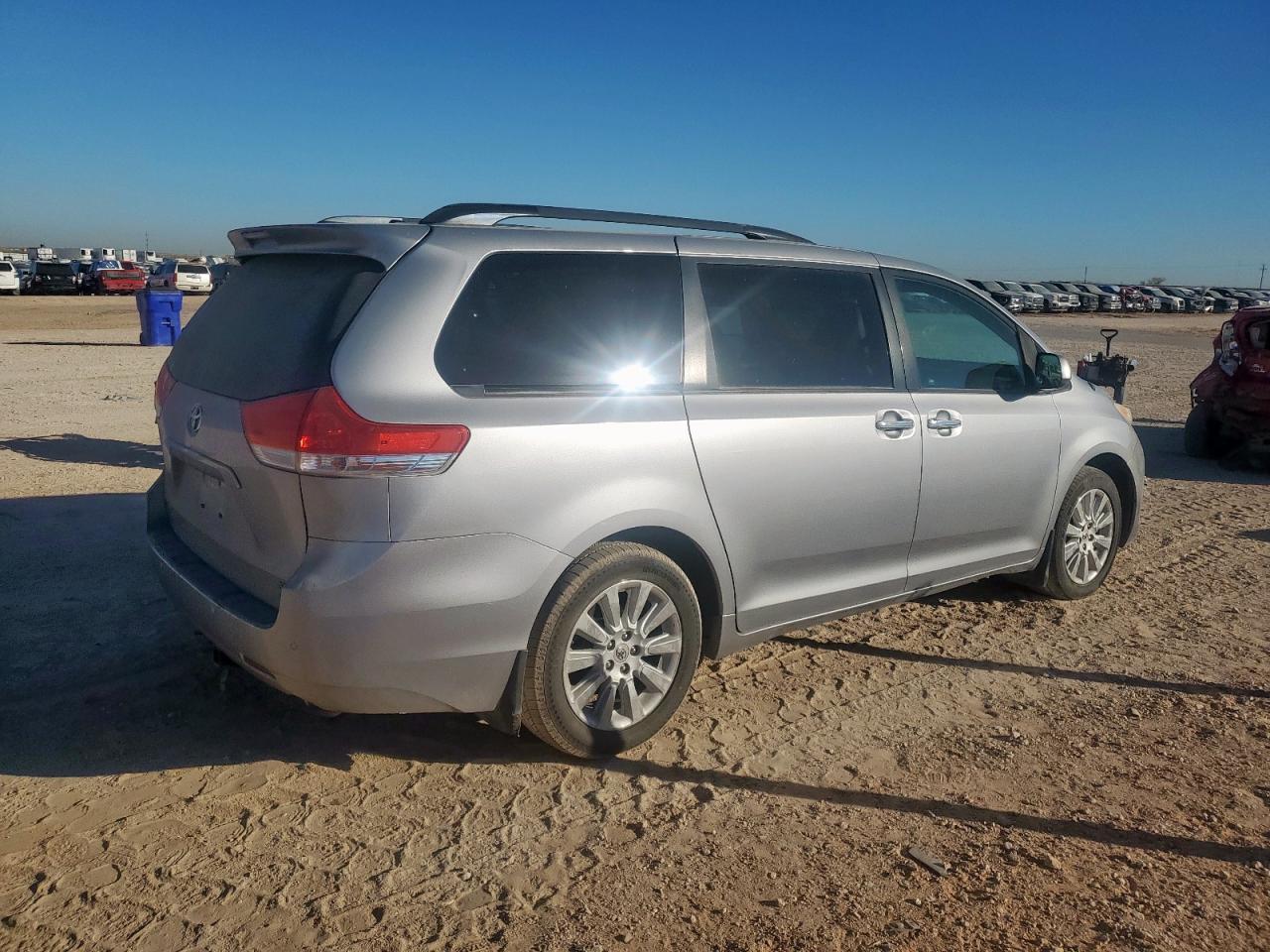 2012 Toyota Sienna Xle - Image 3