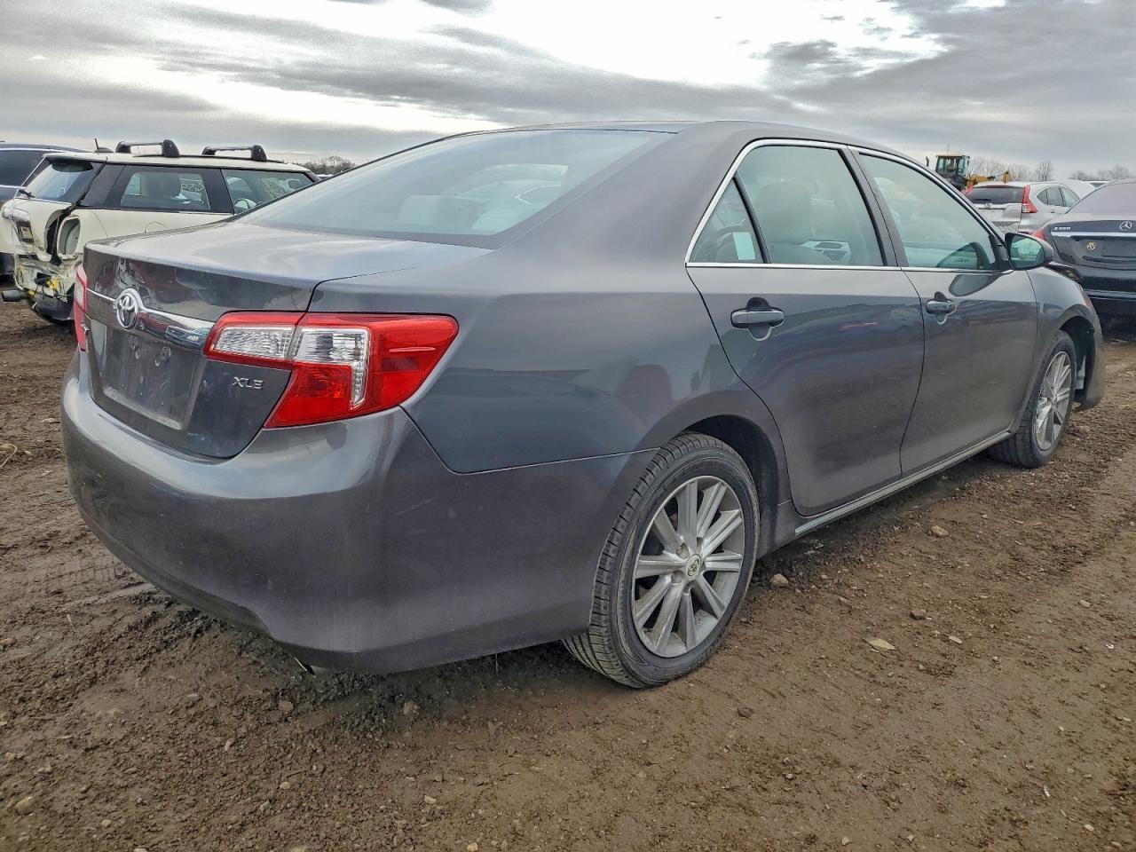 2012 Toyota Camry Base - Фото 3