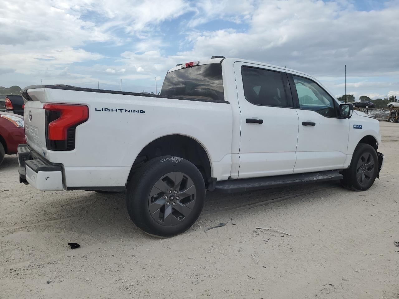 2024 Ford F150 Lightning Xlt - Фото 3