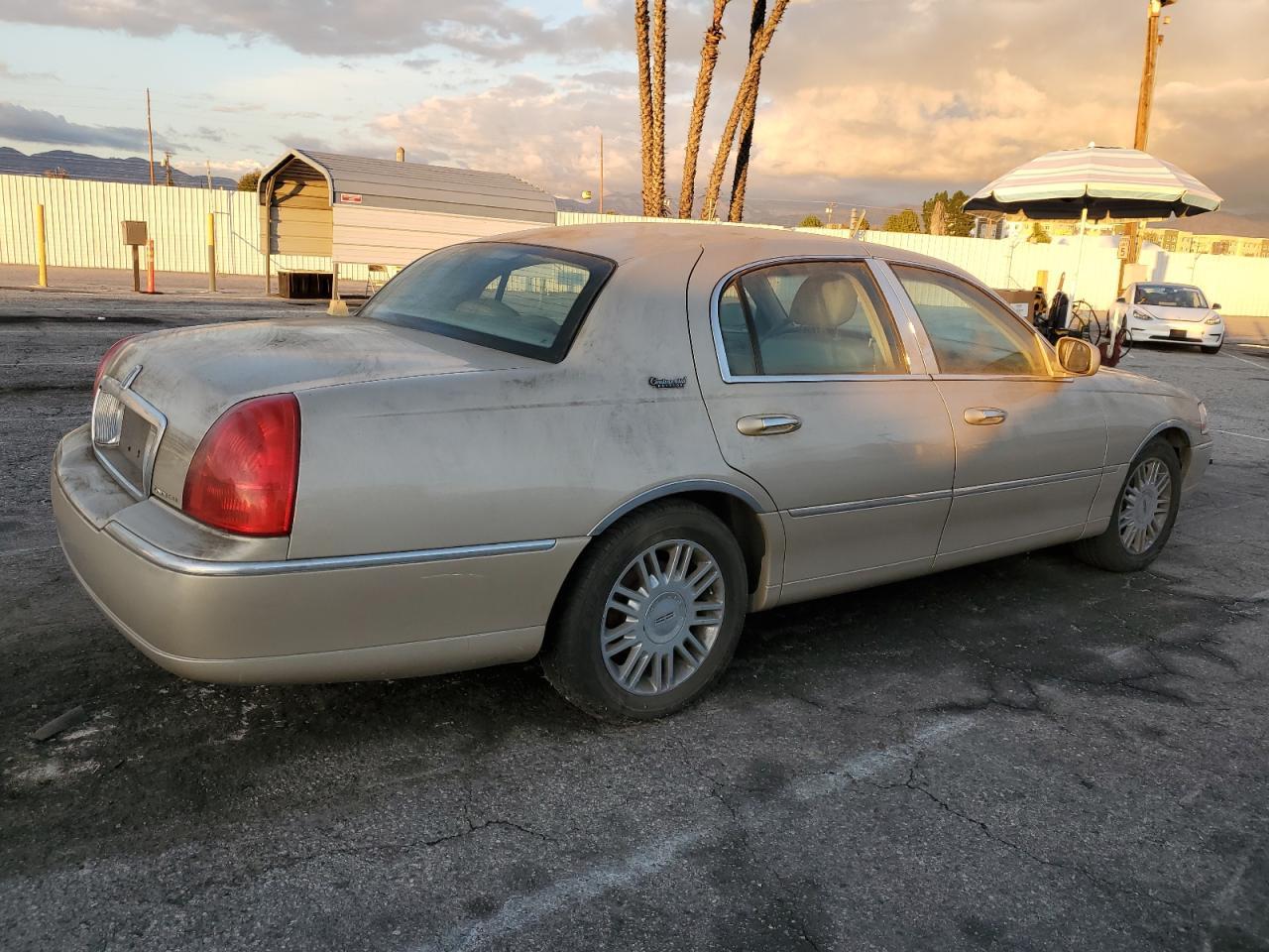2010 Lincoln Town Car Signature Limited - Фото 3