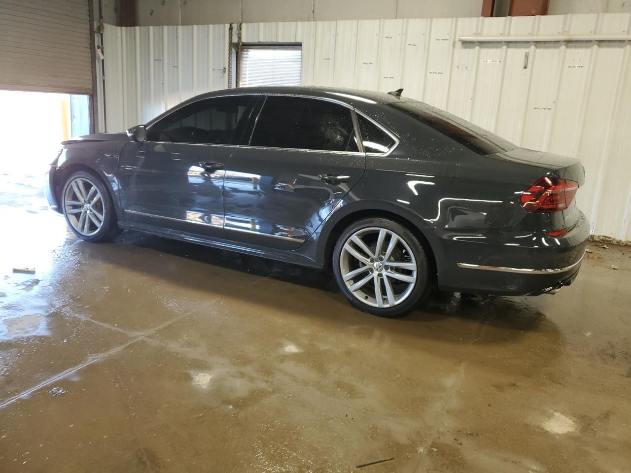 2017 Volkswagen Passat R-Line - Фото 2