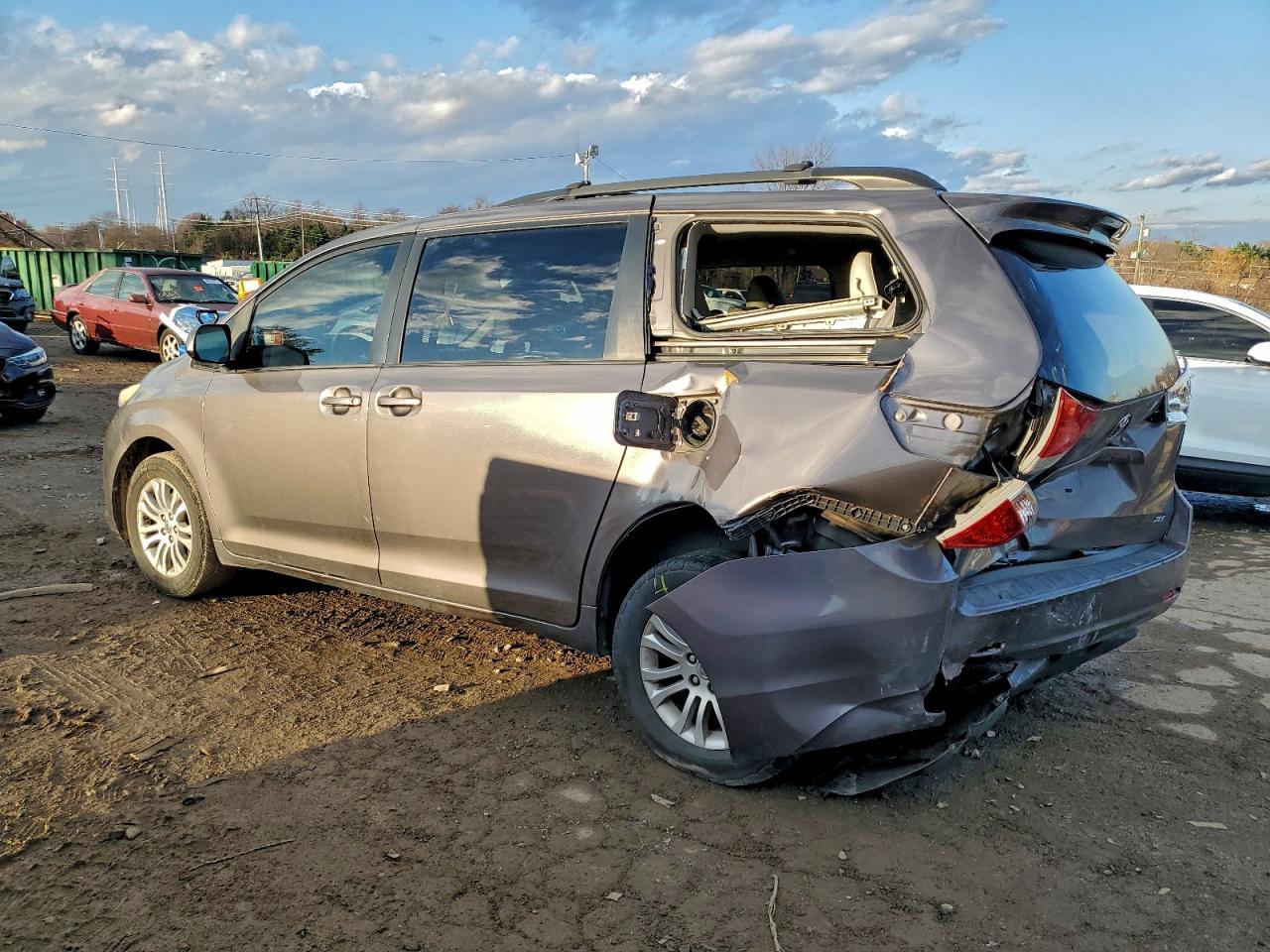 2013 Toyota Sienna - Фото 2