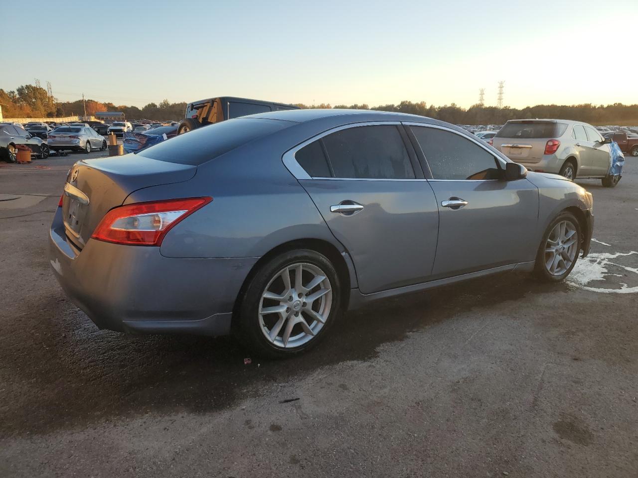 2010 Nissan Maxima S - Image 3