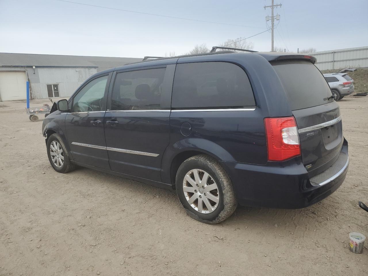 2013 Chrysler Town & Country Touring - Фото 2