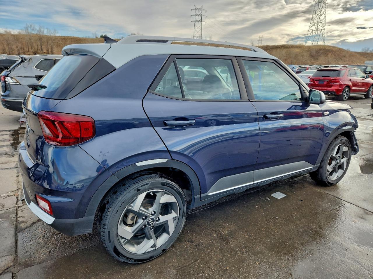 2022 Hyundai Venue Sel - Image 3