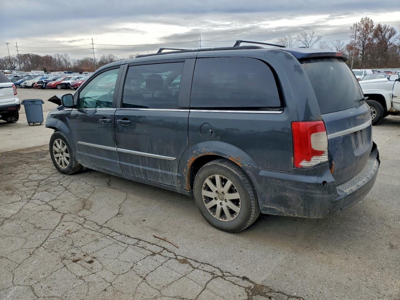 2012 Chrysler Town & Country Touring - Фото 2