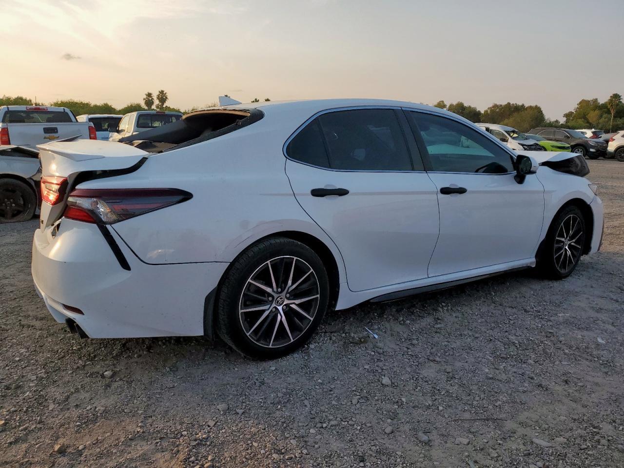 2021 Toyota Camry Se - Image 3