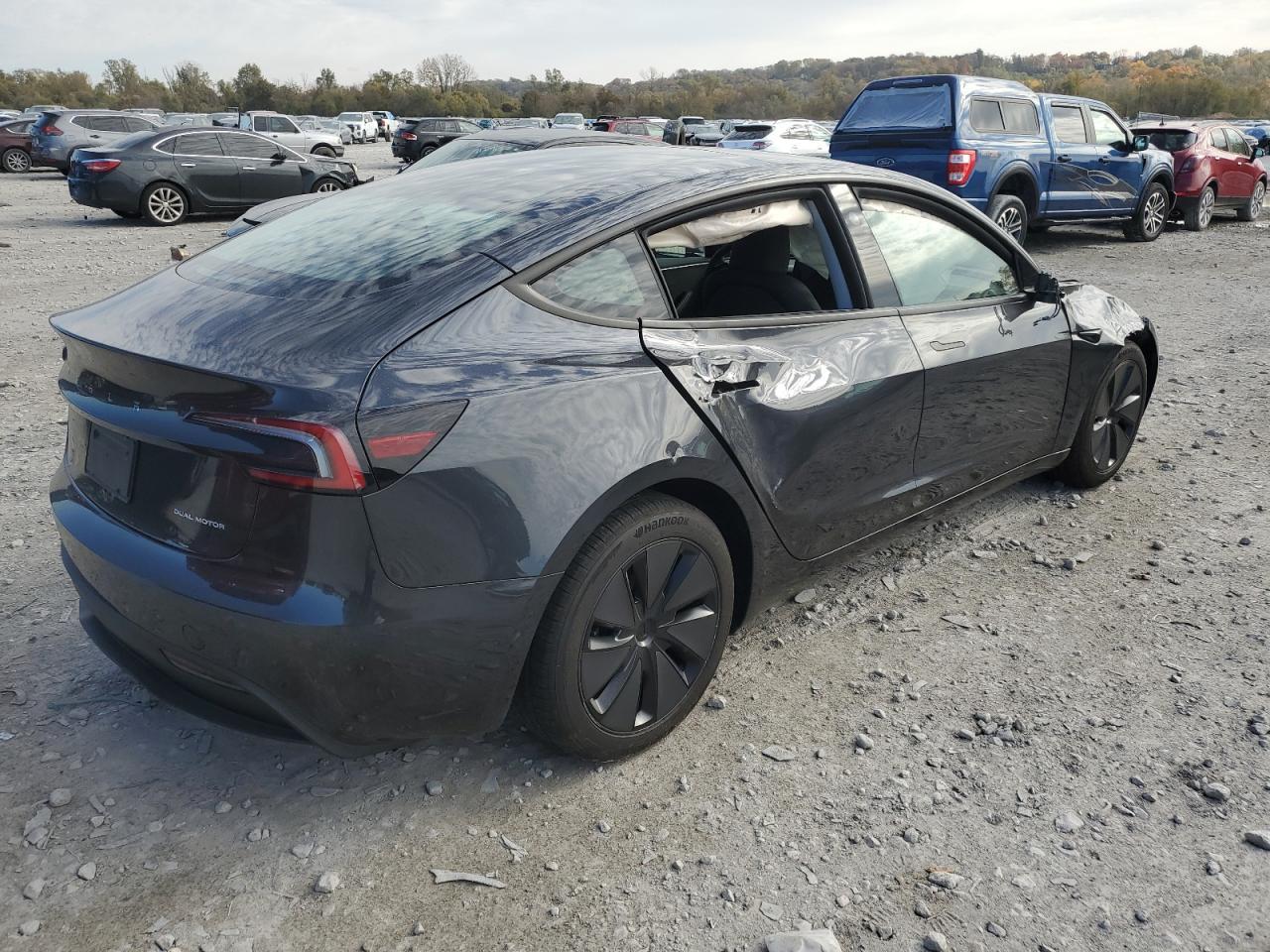 2025 Tesla Model 3 - Фото 3