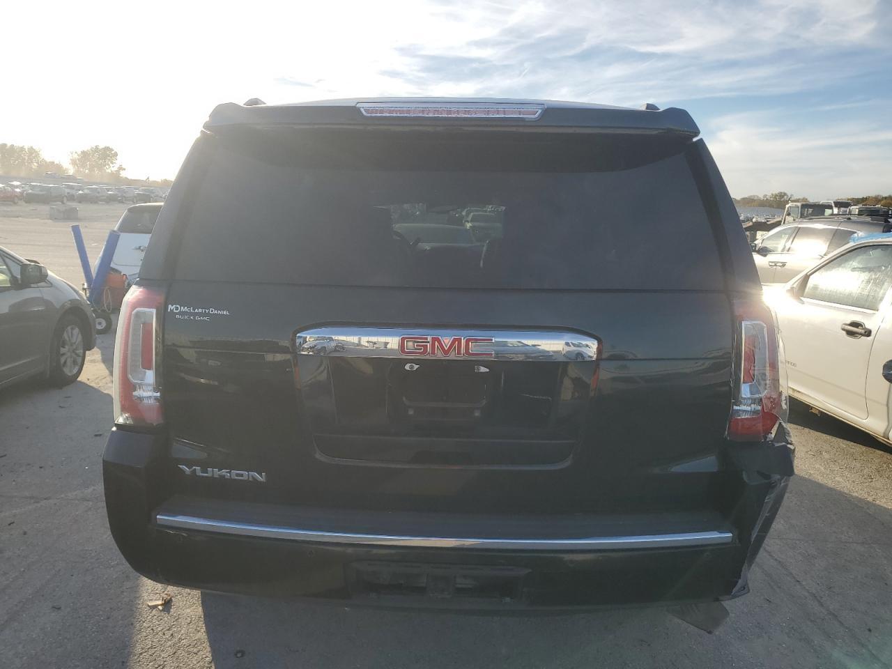 2017 GMC Yukon Denali - Фото 6