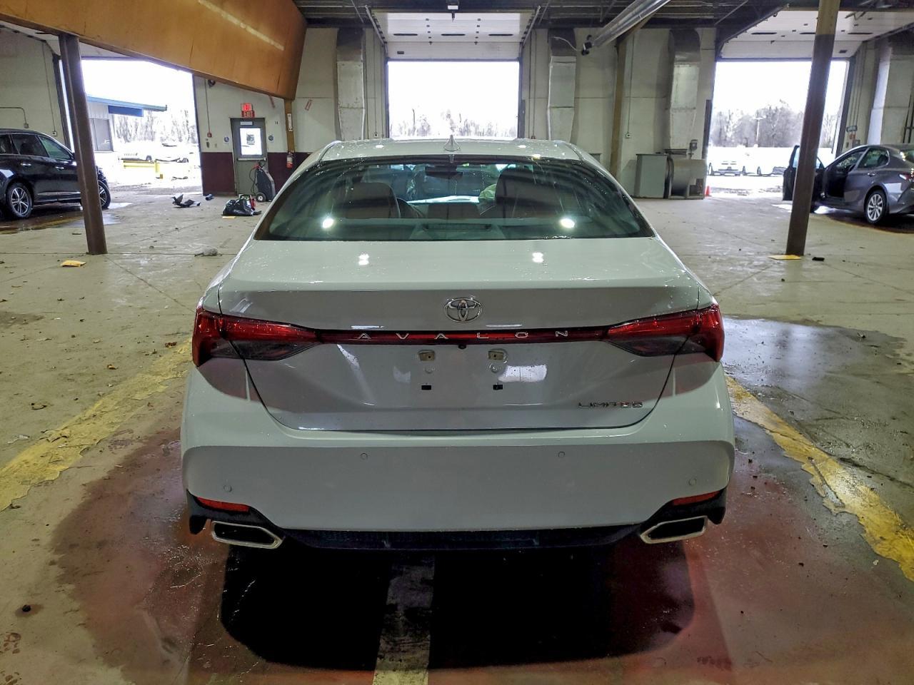 2022 Toyota Avalon Limited - Image 6