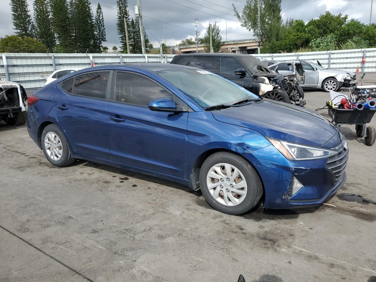 2020 Hyundai Elantra Se - Image 4