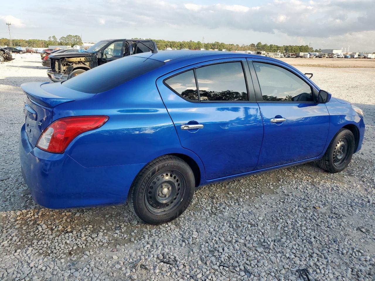 2017 Nissan Versa S - Фото 3