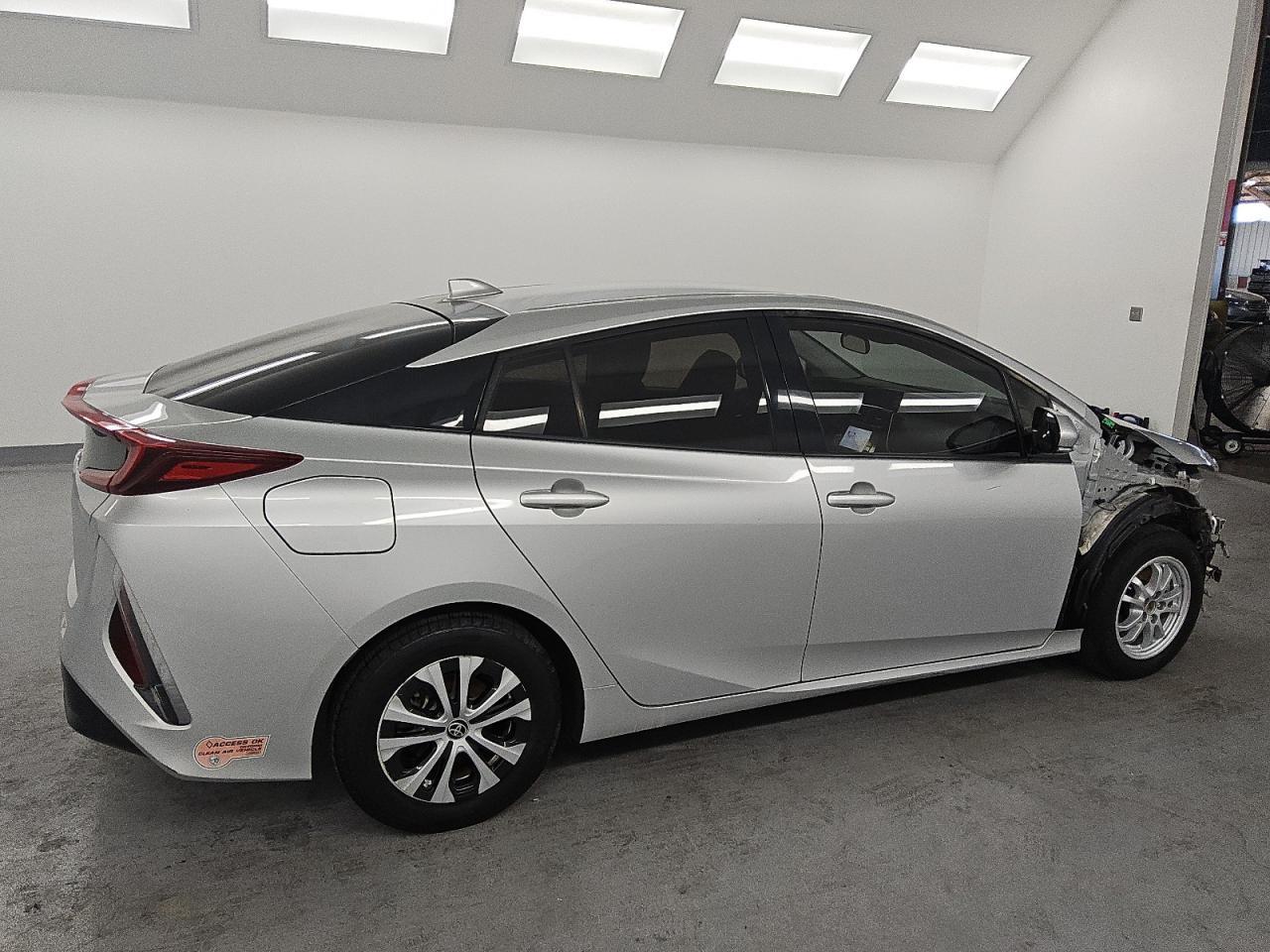 2020 Toyota Prius Prime Le - Image 3